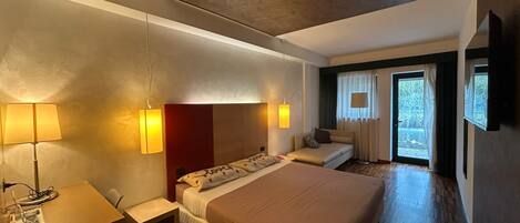 Dreibettzimmer | Minibar, Zimmersafe, Schreibtisch, kostenloses WLAN