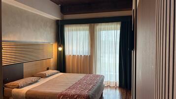 Standard-Doppelzimmer | Minibar, Zimmersafe, Schreibtisch, kostenloses WLAN