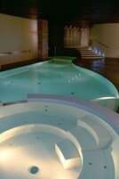 Bañera de hidromasaje cubierta
