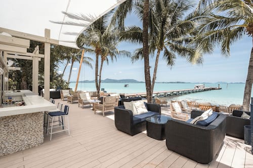 5 restaurants; lunch and dinner served