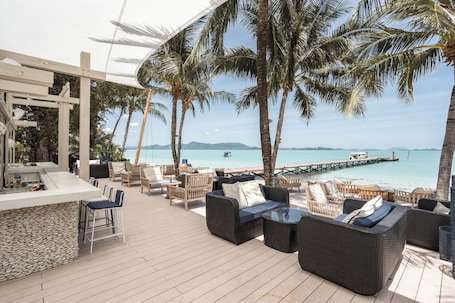 4 restaurantes, se sirven comidas, cenas y cocina tailandesa