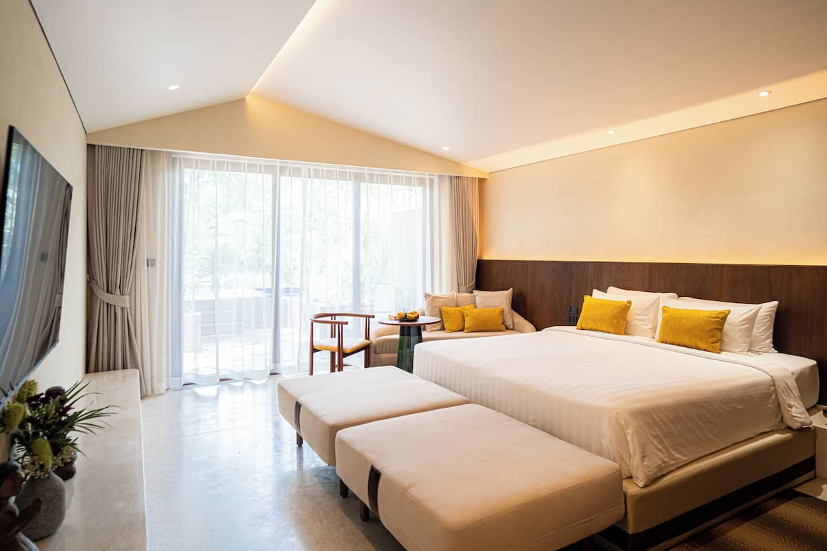 Premium bedding, minibar, in-room safe, desk