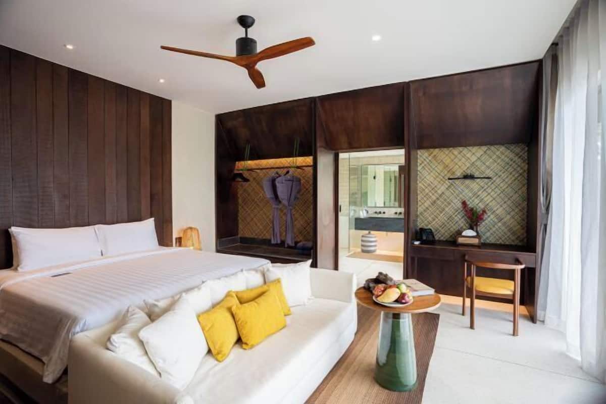 Premium bedding, minibar, in-room safe, desk