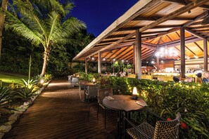 5 Restaurants; Mittagessen und Abendessen werden serviert