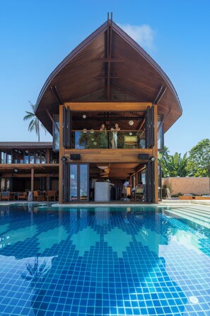 5 restaurantes; se sirve almuerzo y cena; cocina tailandesa