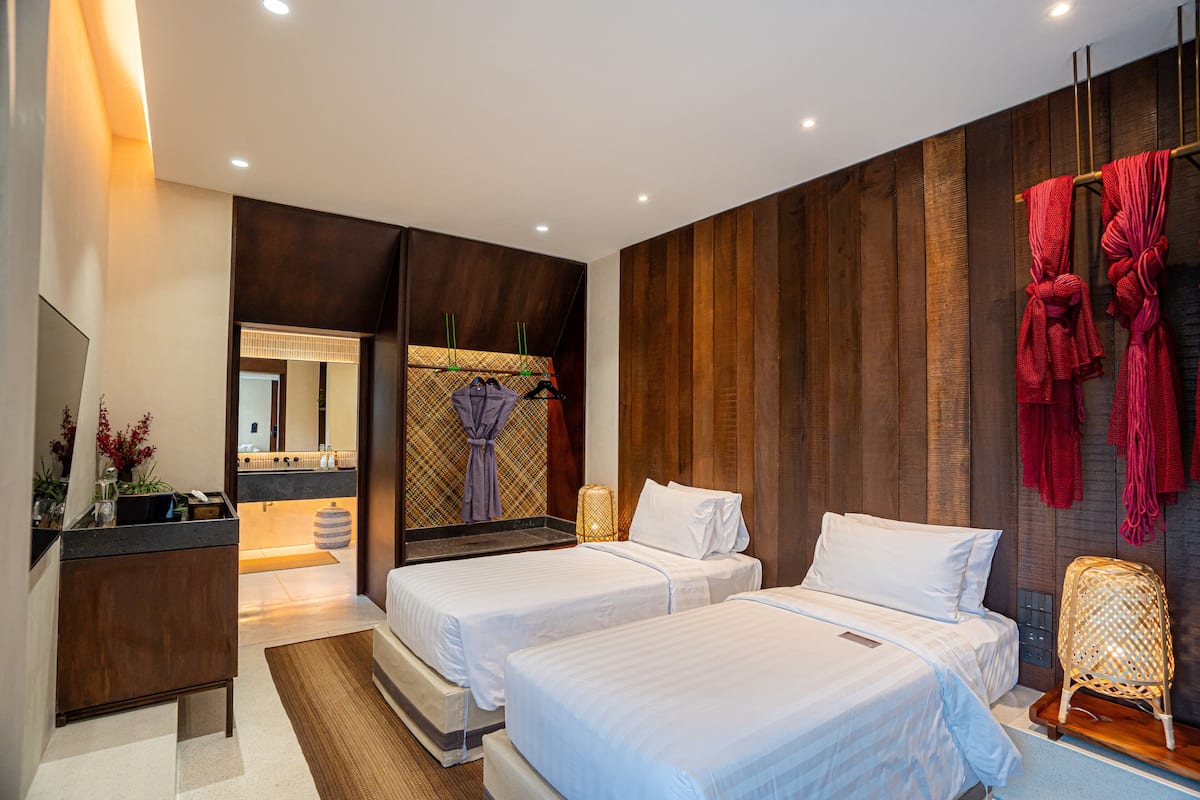 Premium bedding, minibar, in-room safe, desk