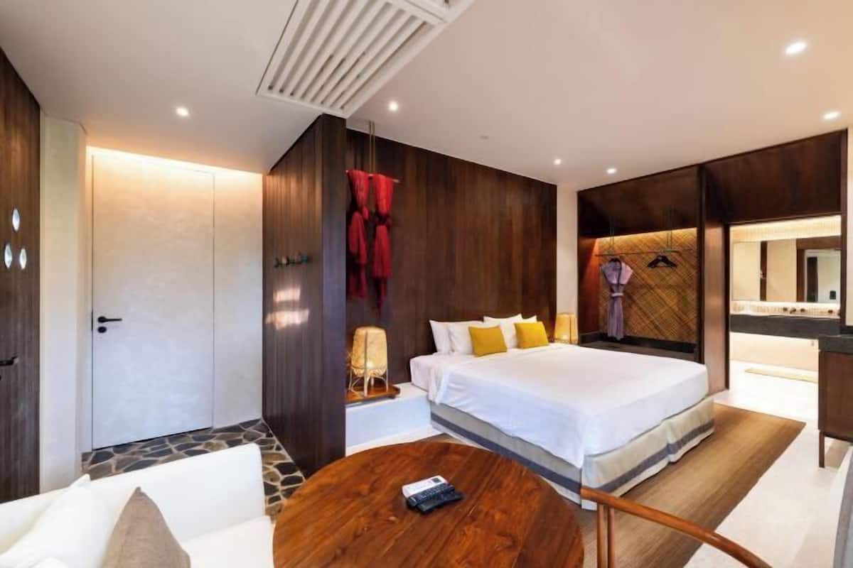 Premium bedding, minibar, in-room safe, desk
