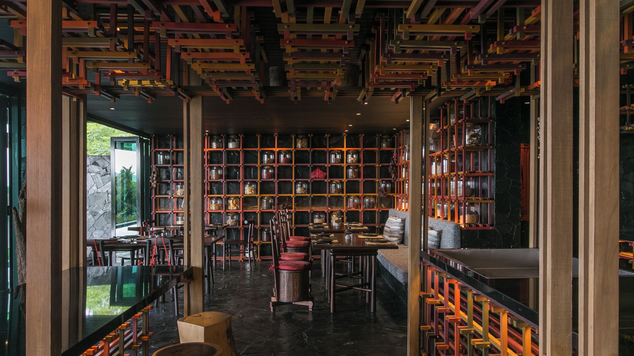 5 restaurants; lunch and dinner served 