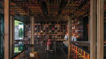 5 restaurants; lunch and dinner served