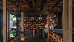 5 restaurants; lunch and dinner served