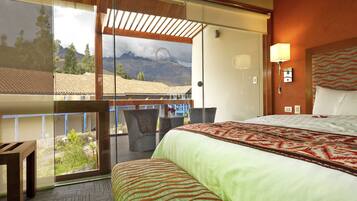 Suite Familiar vista al lago | Minibar, in-room safe, desk, iron/ironing board