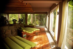 Sauna, bain de vapeur, soins du corps, hydrothérapie, aromathérapie