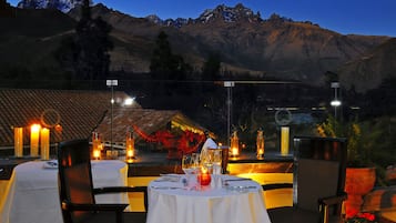 Melayani sarapan, makan siang, makan malam; sajian masakan lokal