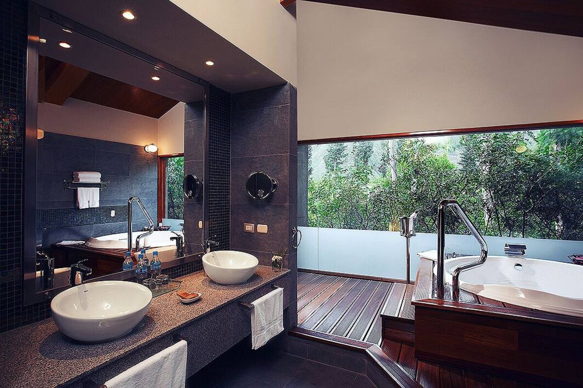 Suite Serenity con vista al rio- Cama King size | 迷你吧、客房內保險箱、書桌、熨斗/熨衣板