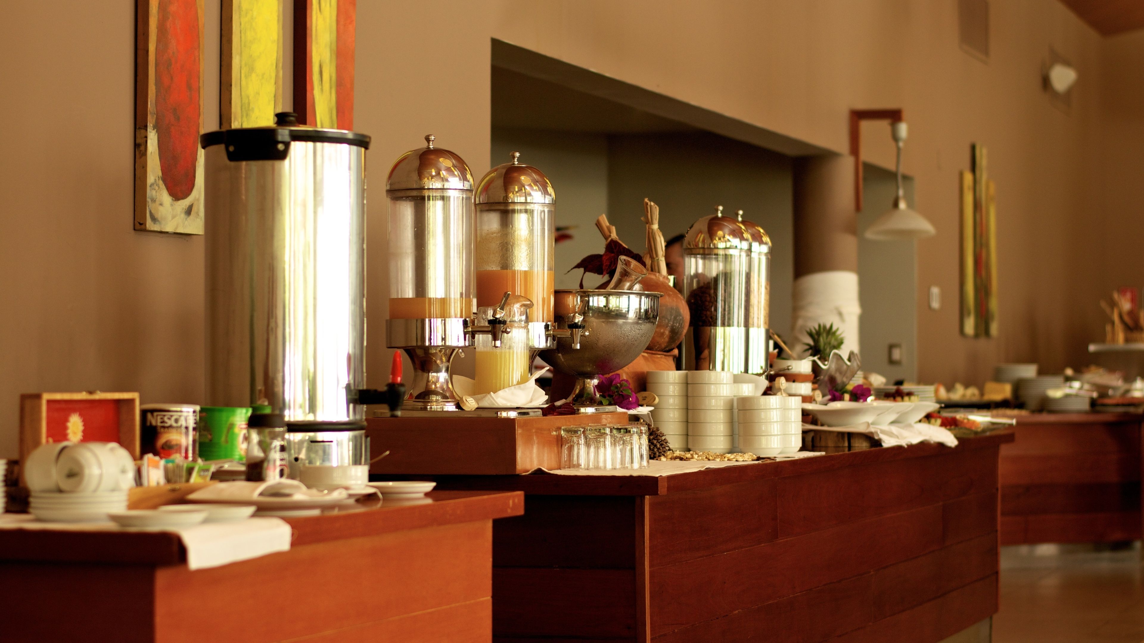 Montaje tipo buffet con varios recipientes y fuentes de comida.