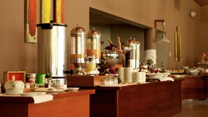 Montaje tipo buffet con varios recipientes y fuentes de comida.