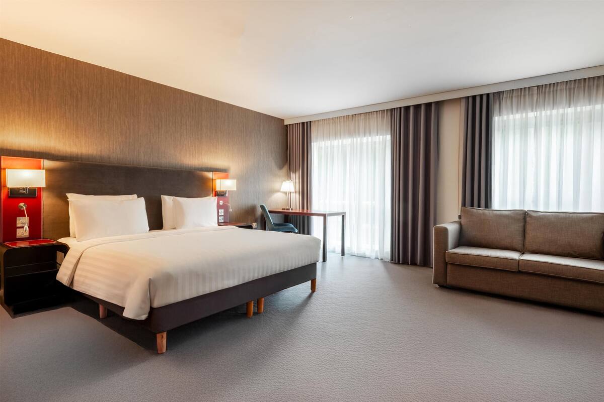 Premium bedding, in-room safe, desk, soundproofing