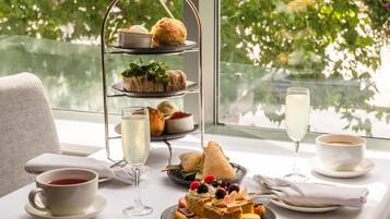 Der serveres morgenmad, aftensmad og britiske retter