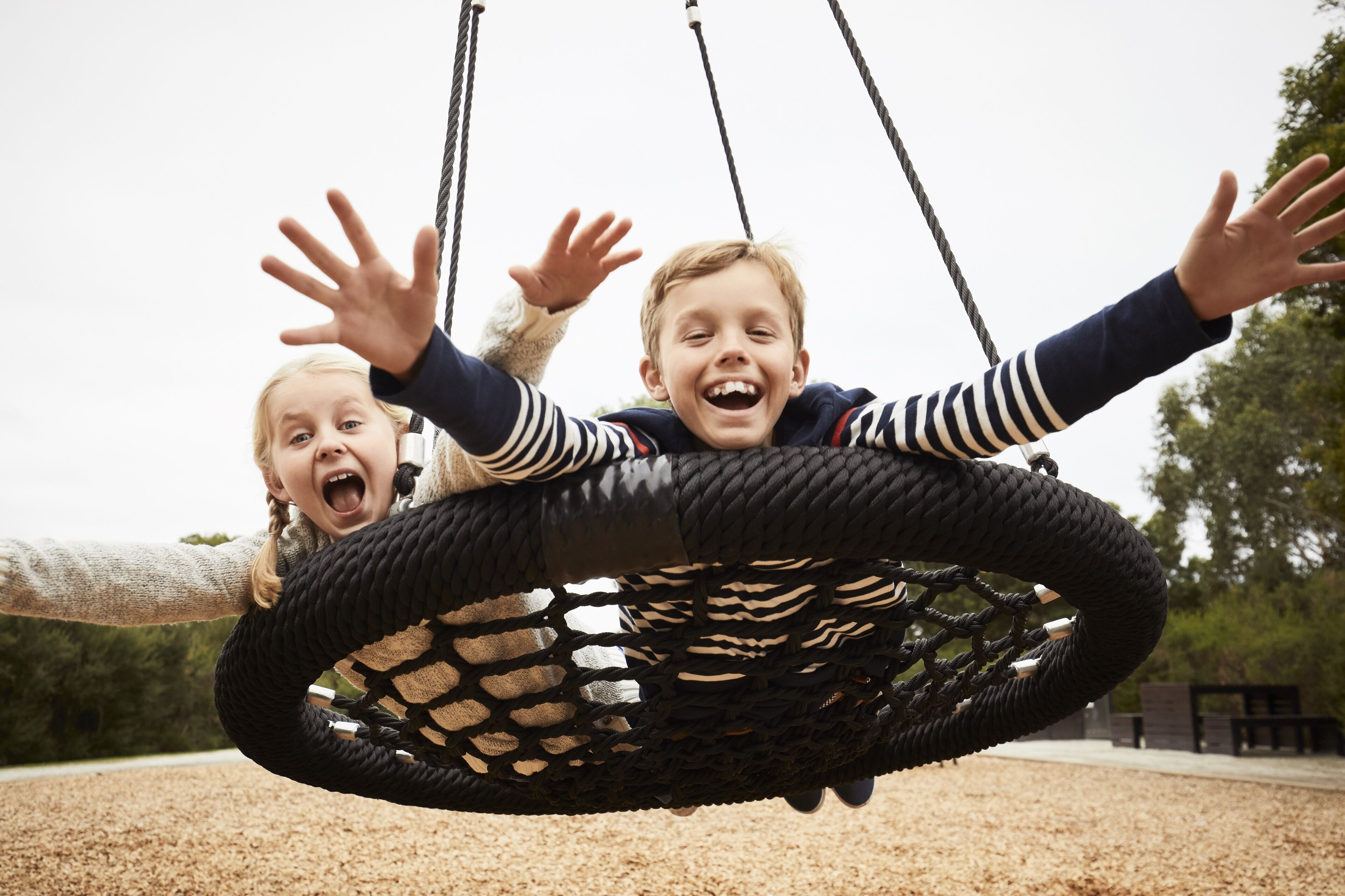 Leikkipuistossa on keinuteline, jossa on verkkomainen istuin.