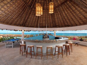 7 Bars/Lounges, Bar im Pool