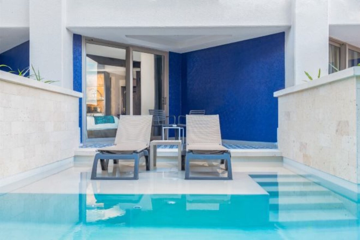 Heaven-Deluxe Swim-Up