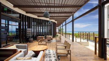 9 restaurants, breakfast, lunch, dinner served; international cuisine