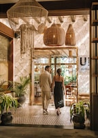 9 restaurants; breakfast, lunch, and dinner served