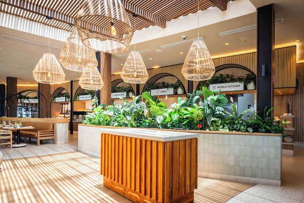 9 restaurants; breakfast, lunch, and dinner served