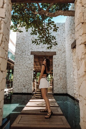 9 restaurantes; se sirve desayuno, almuerzo y cena; cocina internacional