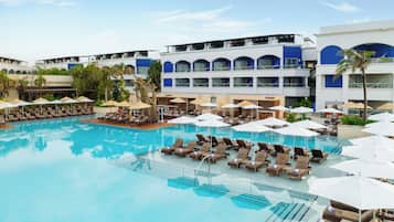 3 outdoor pools, pool umbrellas, pool loungers