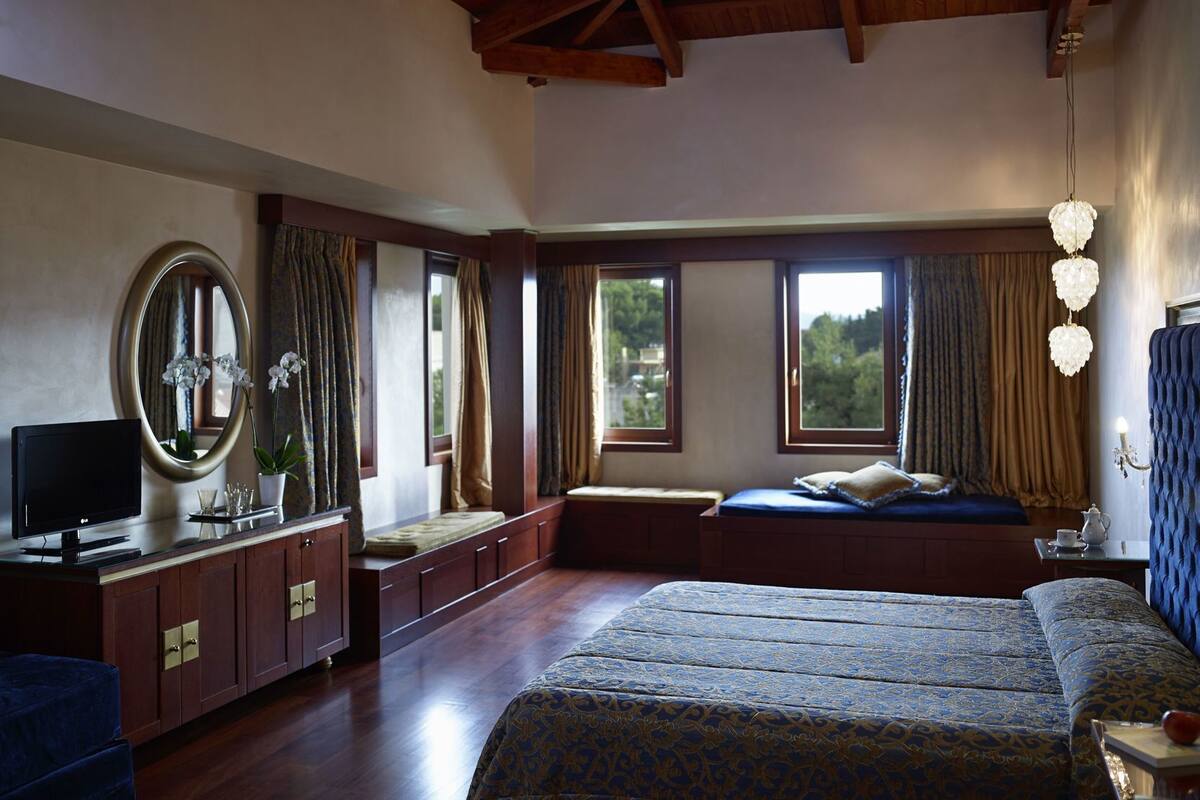 Minibar, in-room safe, desk, blackout curtains