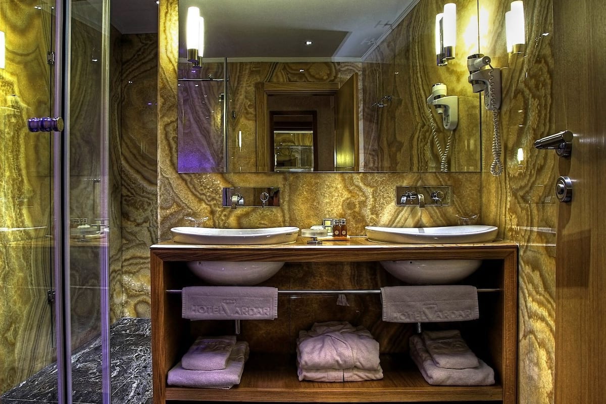 junior suite | bathroom | shower, free toiletries, hair dryer, bathrobes