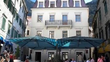 Een gebouw met een balkon en een terras.