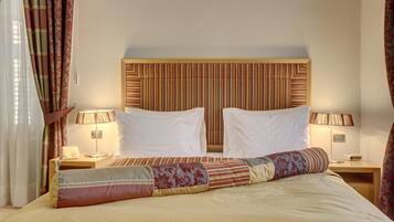 Minibar, in-room safe, desk, iron/ironing board