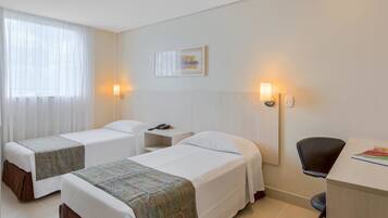 Standaard Twin kamer | Een minibar, een kluis op de kamer, een bureau, gratis babybedden