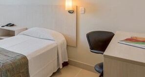 Habitación estándar con 2 camas individuales | Minibar, caja de seguridad en la habitación y escritorio 
