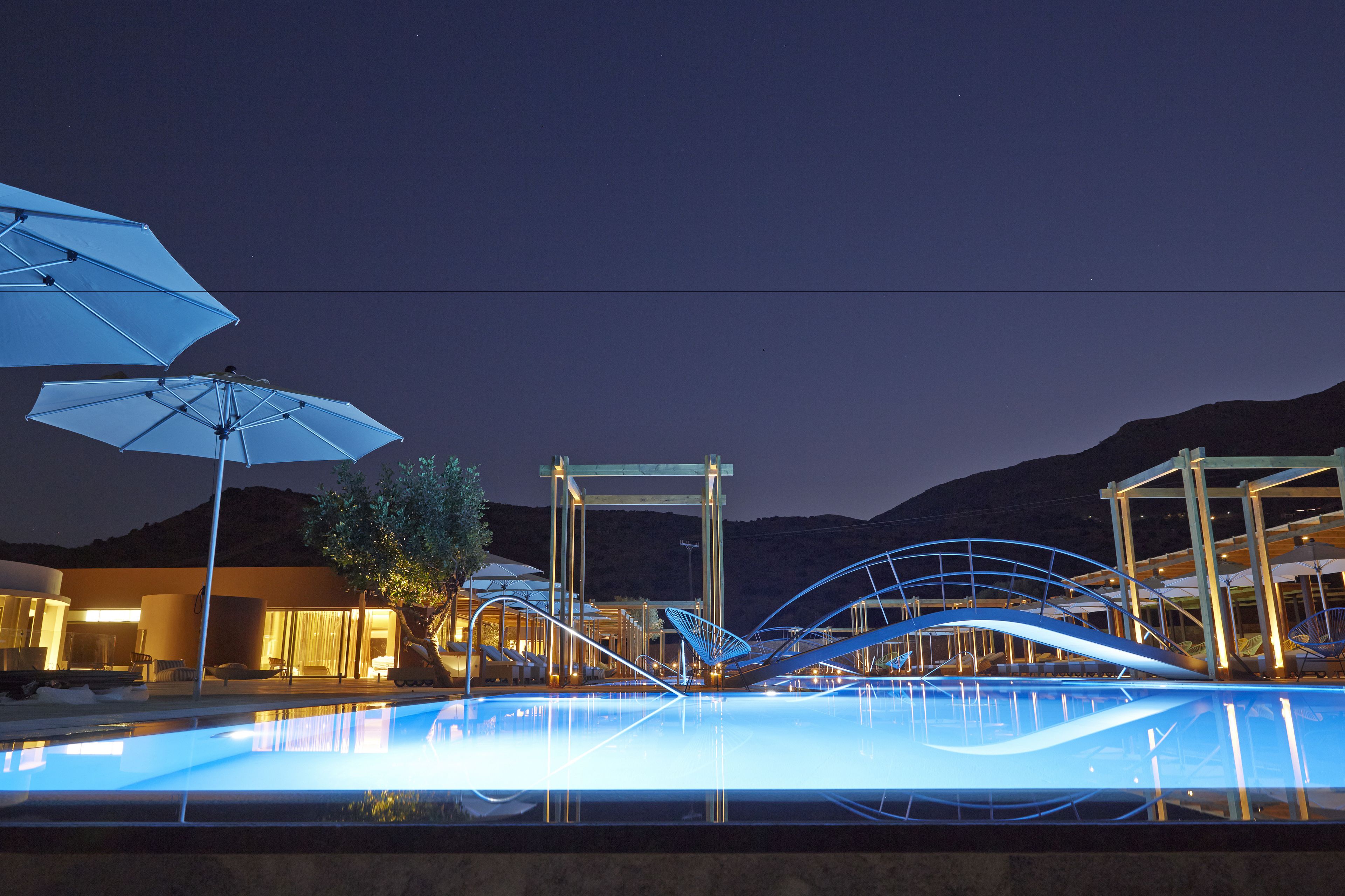 室內游泳池和4 座室外游泳池，提供泳池遮陽傘