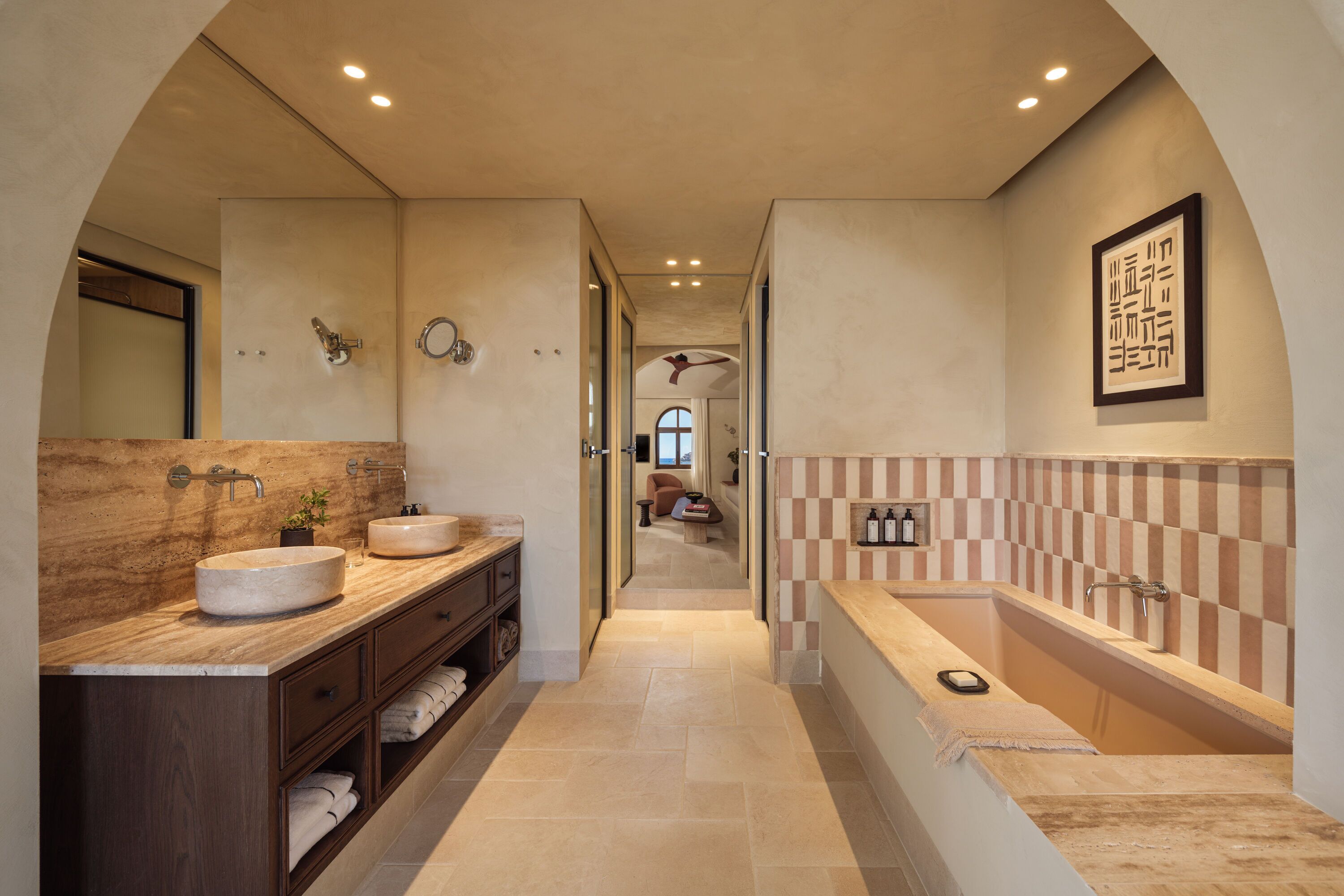 Une salle de bain moderne avec un grand lavabo, une baignoire et un miroir.