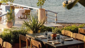 5 restaurants; breakfast, lunch and dinner served