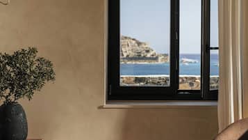 Suite 1 Bedroom Sea View (Spinalonga Island Aqua Suite Adults Only) | Ropa de cama de alta calidad, edredón y minibar