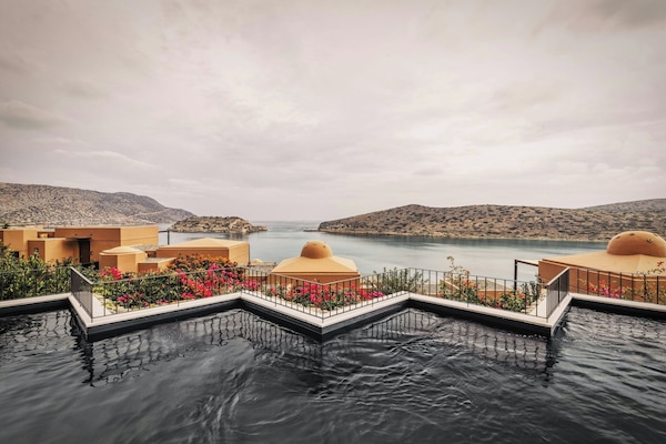 Innendørsbasseng, 4 utendørsbassenger og bassengparasoller