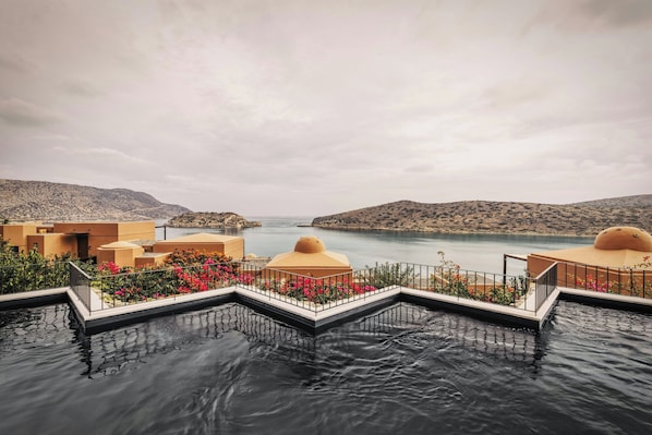 Una piscina techada, 4 piscinas al aire libre, sombrillas