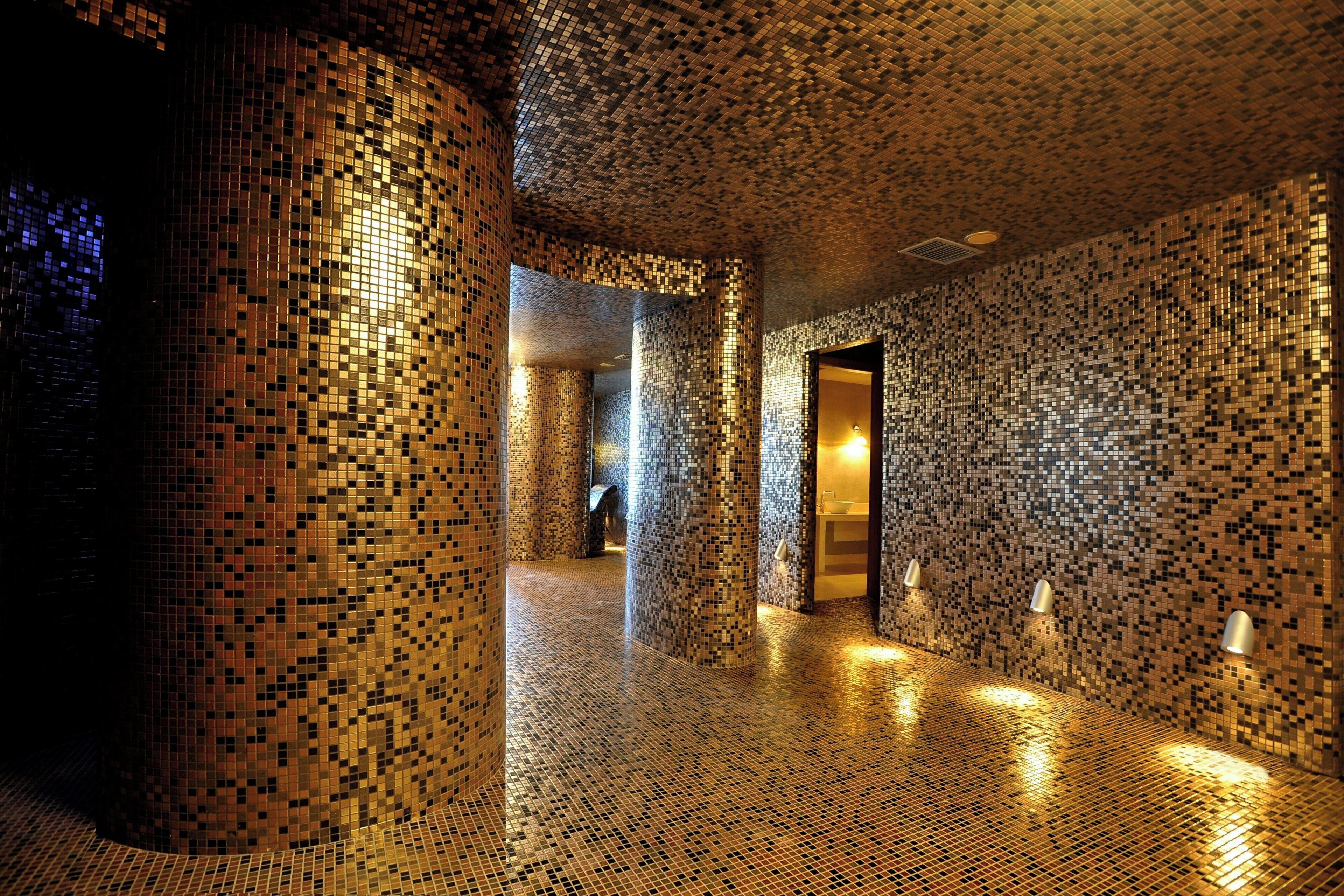 Sauna, tina de hidromasaje, baño de vapor y baño turco o hammam 