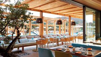 5 restaurantes: opção de café da manhã, almoço e jantar