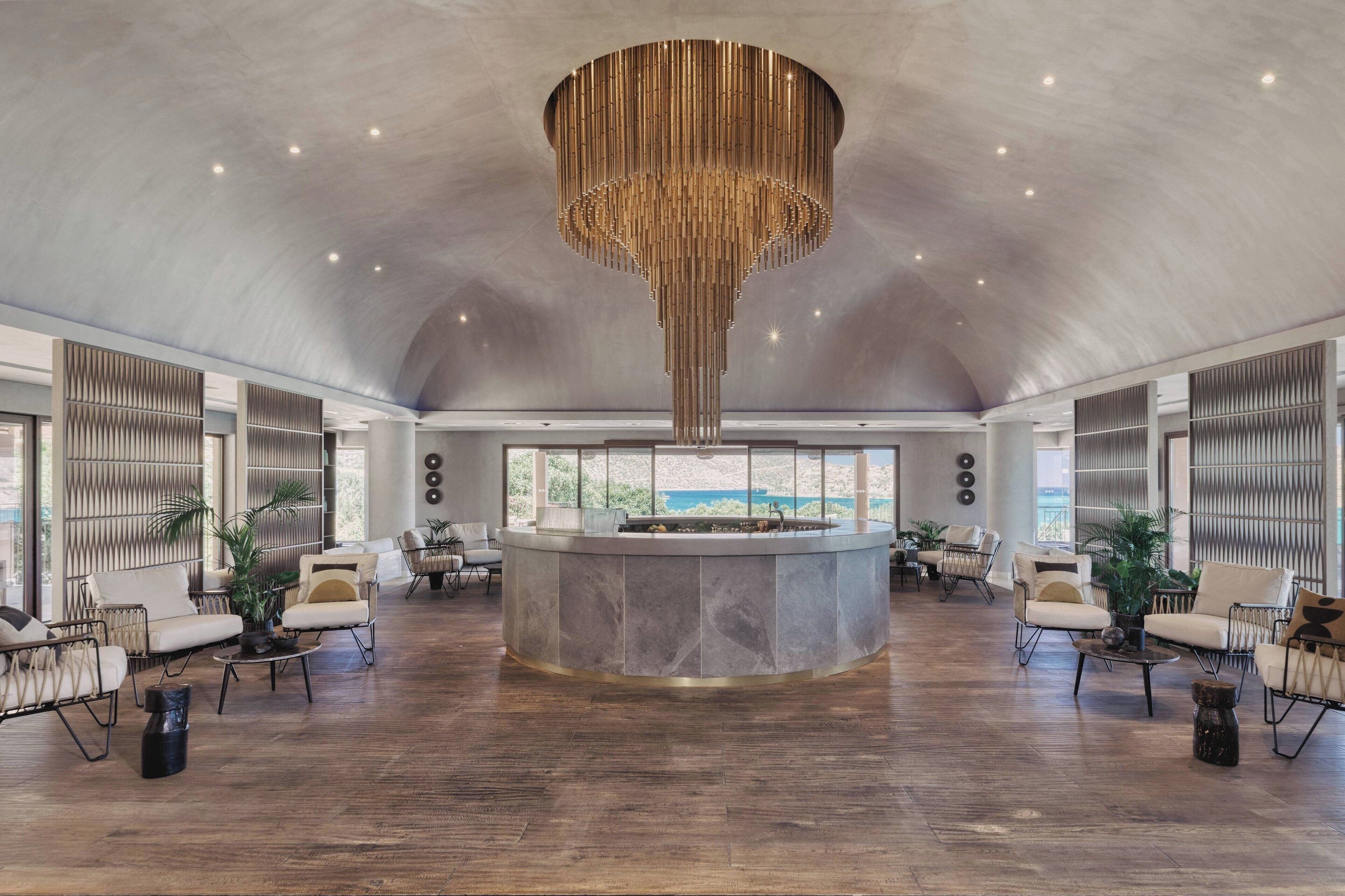 4 bars/lounges, lobby lounge