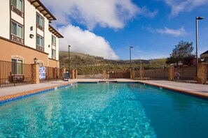Seasonal outdoor pool - Holiday Inn Express & Suites Frazier Park by IHG (Lebec)