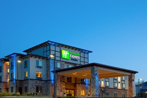 A Holiday Inn Express building with a modern design, featuring a covered entrance and multiple floors. - Holiday Inn Express & Suites Frazier Park by IHG (Lebec)