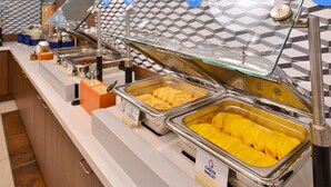 A buffet with labeled containers of omelets and other breakfast items. - Holiday Inn Express & Suites Frazier Park by IHG (Lebec)