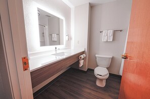 Hair dryer, towels, soap, shampoo - Holiday Inn Express Hotel & Suites East Lansing by IHG (East Lansing)