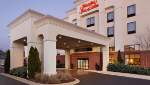 A Hampton Inn & Suites hotel with a modern facade, large entrance, and a well-maintained exterior. - Hampton Inn & Suites Birmingham East Irondale (Birmingham)
